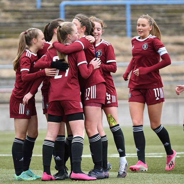 ⚽ WU18 | Tři body zvenku ze Slovácka dnes dorostenky potvrdily doma proti Plzni! Mladé sparťanky proti Viktoriánkám duel otočily z 0:1 na 2:1, góly dávaly ve druhém poločase Andrea Švíbková a Natálie Šťastná. Tým trenérky Ivy Mocové tak zůstává na prvním místě tabulky.

Foto: @spartanky.tym.cz 
 
#WU18 #holkytaky #acsparta